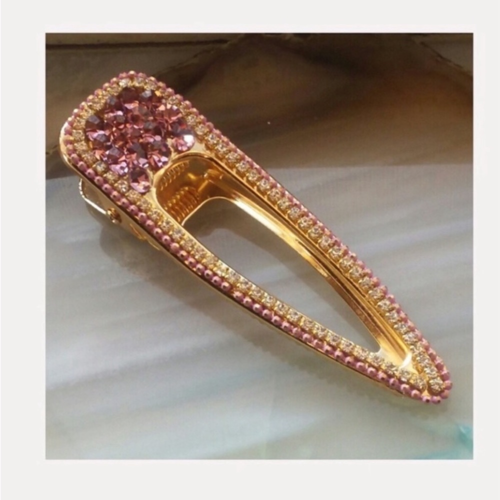 The absolute cutest hair clip Really holds your hair in place and looks fab!